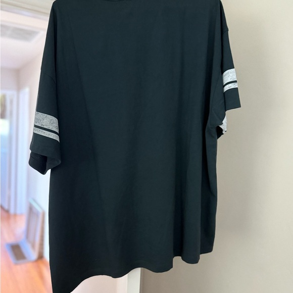 Daydreamer Black Queen Graphic Tee - Picture 4 of 4